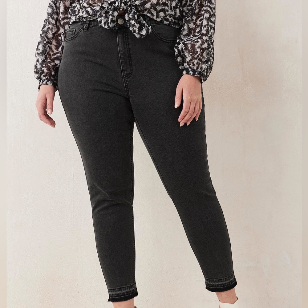 NWT D/C Washed Black Skinny Jeans 22W Raw Hem Stretch Plus Size